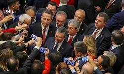 Özgür Özel: Elimize Bayrağı Verenlere Hürmeten Görevimizin Başındayız