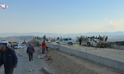 İstinat Duvarına Çarpan TIR'daki Mermerler Otomobilin Üzerine Devrildi: 1 Ölü, 3 Yaralı