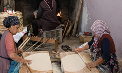 Depremzede Kadınların El Emeği: Yufka Ekmekle Aile Ekonomisine Katkı