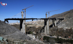 İran, İsrail'in Demir Yolu Köprüsünü Hedef Aldığını Duyurdu