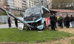 Beyoğlu’nda Kontrolden Çıkan Minibüs Direğe Çarptı: 5 Yaralı