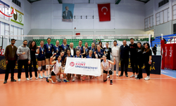 İstanbul Kent Üniversitesi Sahada Devleşti: Kadın Voleybolcular Namağlup Şampiyon