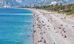 Antalya'da Bahar Güneşi: Konyaaltı Sahili Doldu Taştı