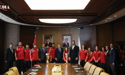 Bakan Bak, Avrupa Güreş Şampiyonası'nda Madalya Kazanan Milli Güreşçileri Kabul Etti