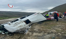 Muş’ta Yolcu Minibüsü Dere Yatağına Devrildi: 16 Yaralı
