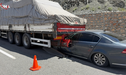 TIR’ın Altına Giren Otomobilden Burnu Bile Kanamadan Çıktı