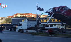 Pendik'te Hafriyat Kamyonu Trafik Işıklarını Devirdi