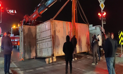 Arnavutköy’de Devrilen TIR Ulaşımı Durdurdu