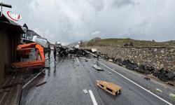 Bitlis Tatvan'da Karayolları Aracı ile TIR Çarpıştı: 3 Yaralı