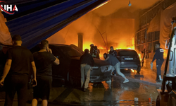 Sanayi Sitesinde Gece Dehşeti: Tamirhanede Çıkan Yangında 20 Araç Hasar Gördü