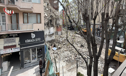 Eskişehir'de 8 Katlı Bina Yıkılırken Komşu Dükkânın Duvarı Çöktü