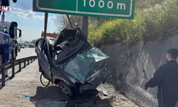 Kocaeli’de Otomobil Yön Levhasına Çarptı: 1 Yaralı