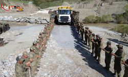 Hakkari’de TSK'nın Kurduğu Panel Köprüden İlk Araç Geçişleri Yapıldı