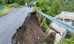 Artvin'de Sağanak Sonrası Dere Taştı: 5 Köyün Yolu Hasar Gördü