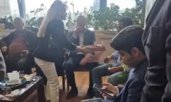 CHP Genel Merkezi’nde Dikkat Çeken Görüntüler! Çikolatalı Kutlama Tartışma Yarattı