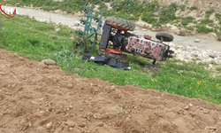 Kilis'te Devrilen Traktörün Altında Kalan Sürücü Hayatını Kaybetti
