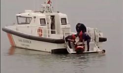 Denize Atlayan Kadını İtfaiye Eri Kurtardı