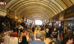 Hatay’da Prefabrik Uzun Çarşı’da Arefe Yoğunluğu