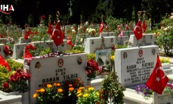 İstanbul’da Kurban Bayramının İlk Gününde Şehitlikler Doldu Taştı