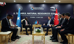 Bakan Bayraktar Somalili Mevkidaşıyla Masaya Oturdu