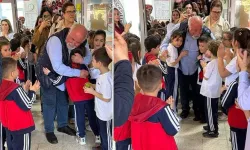 Öğretmenden Duygusal Veda: 43 Yıl Sonra Emekliye Ayrıldı