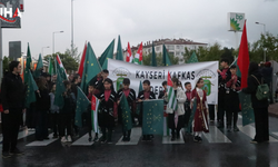 Kayseri’de Geleneksel Kıyafetlerle Atlı Anma Yürüyüşü