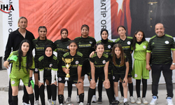 İzmir'de İmam Hatipli Kız Futbol Takımından Tarihi Başarı