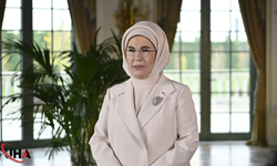Emine Erdoğan’dan Kutlama: Ebelerimiz Annelerin En Önemli Rehberidir