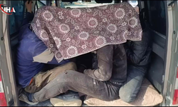 Üstü Kapatılan Kaçak Göçmenler Yakayı Ele Verdi