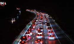 Düzce Geçişinde Trafik Kilitlendi: Tatilcilerin Zorlu Mesaisi