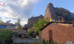 Çorum'da Yamaçtan Kopan Kaya Parçaları Yerleşim Yerini Vurdu