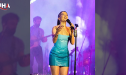 Melike Şahin'in Sahne Performansı Sosyal Medyada Gündem Oldu