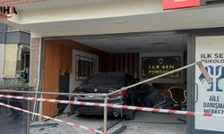 İzmit'te Kontrolden Çıkan Araç İş Merkezine Girdi