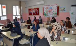 Mardin'de Anneler Önce Kitap Okudu, Ardından Çocuklarının Oturduğu Sıralarda Sınava Girdi