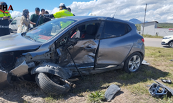 Sivas Kavşağı'nda Çarpışan Otomobiller Hurdaya Döndü