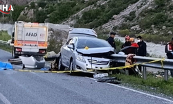 Düğün Dönüşü Bariyerlere Çarpan Otomobil: 1 Ölü, 1’i Ağır 3 Yaralı