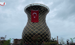 Rize'de 19 Mayıs Coşkusu Dev Çay Bardağından İplerle İnip Bayrak Açtılar