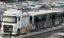 İstanbul'da Seyir Halindeki Metrobüs Yandı