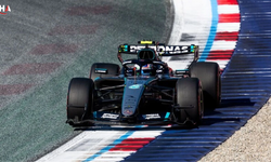F1 Avusturya'da Kaos: Verstappen Kaza Yaptı, Russell Zirvede