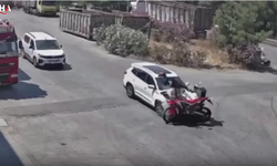 İzmir'de 15 Yaşındaki Çocuk Otomobille Motosiklete Çarptı