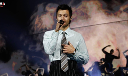 Ünlü Şarkıcı Harry Styles Sahnede Yere Yığıldı