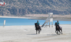 Salda Gölü’nde Atlı Jandarma Devriyesi