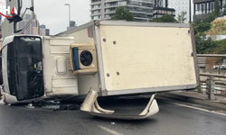 Şişli'de Trafik Kazası: Tünel Çıkışında Kamyonet Devrildi