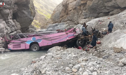 Pakistan’da Yolcu Otobüsü Uçuruma Yuvarlandı, 40 Kişi Öldü