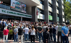 Çankaya Belediyesi Önünde Hareketli Saatler: CHP'li Gruplar Belediye Binası Önünde Toplandı