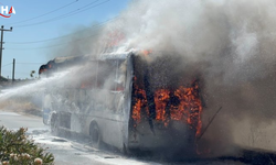 Antalya'da Korkutan Yangın: Seyir Halindeki Yolcu Midibüsü Alevlere Teslim Oldu