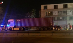 Kocaeli'de Tıra Çarpan Otomobildeki Baba Ve Oğlu Hayatını Kaybetti