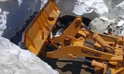Yazın Ortasında Kış Manzaraları: Bingöl’de Metrelerce Kar Temizleniyor