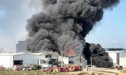 Gebze'de Kimya Fabrikasında Korkutan Yangın: 2 İşçi Yaralandı, Fabrika Alevlere Teslim Oldu