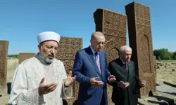 Devletin Zirvesi Ata Toprağında: Cumhurbaşkanı Erdoğan ve Bahçeli Ahlat Selçuklu Mezarlığı'nı Ziyaret Etti